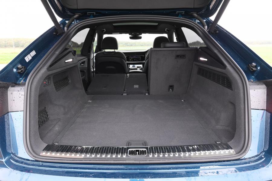 Багажник Audi Q8 50 TDI Quattro S-Line 2018 года  (UK) (фото 18 из 27)